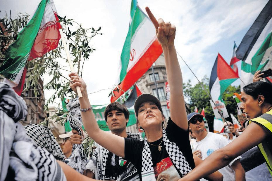 Thousands join pro-Palestian marches
