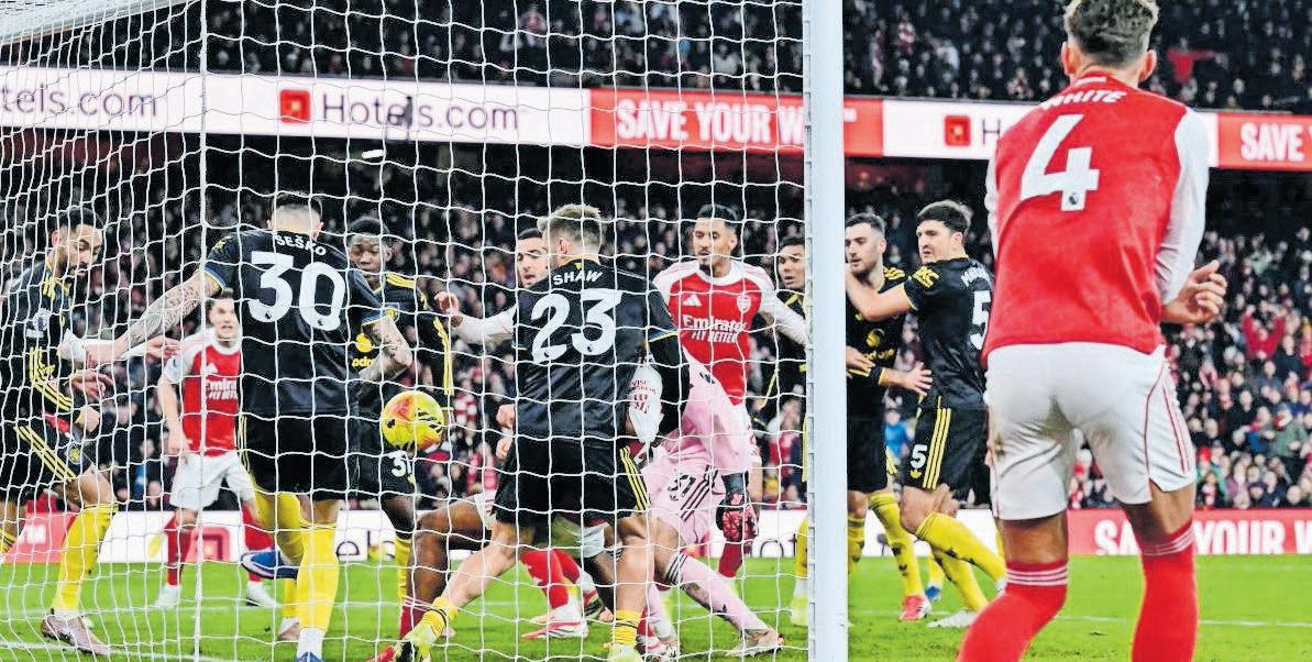 Carrick stuns Gunners to blow title race open