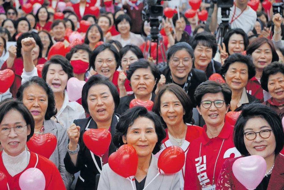 Spouses take centre stage in S Korea