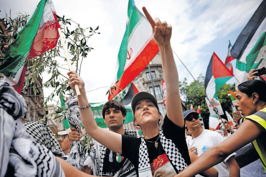 Thousands join pro-Palestian marches