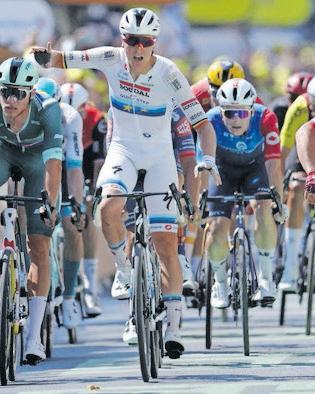 Merlier sprints to win as Van der Poel falls short
