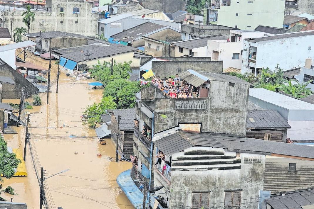 Asia floods toll tops 1 000 as military aid survivors