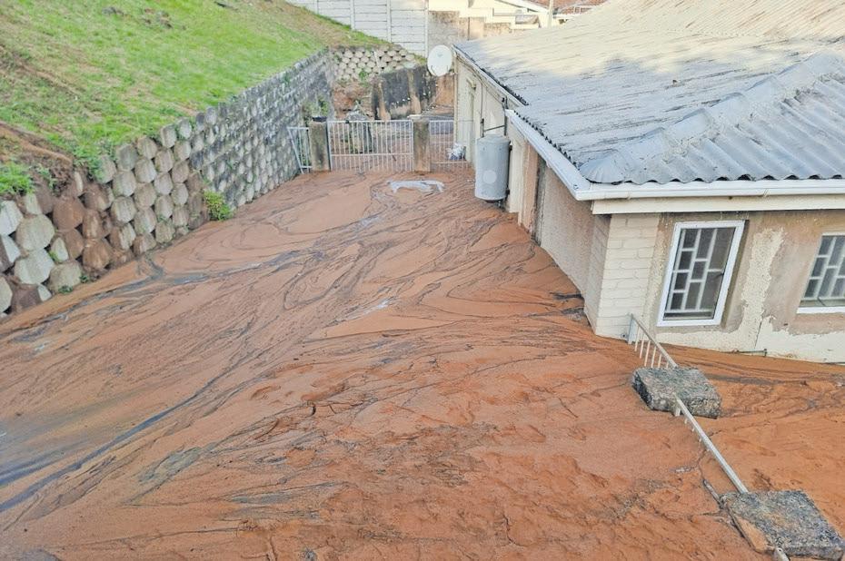 Reservoir leak floods homes