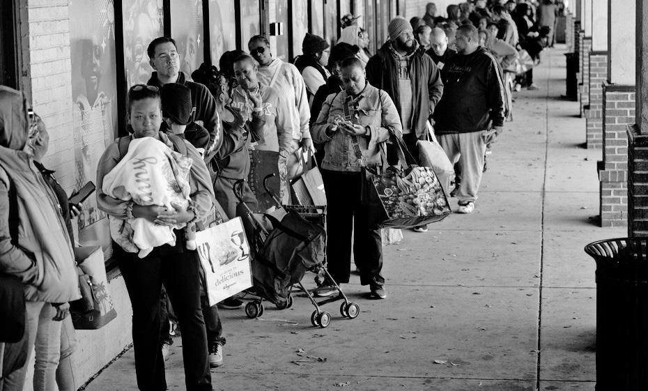 Frustrated federal employees line up for food