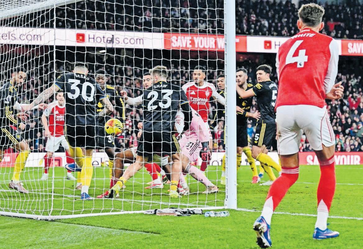 Carrick stuns Gunners to blow title race open