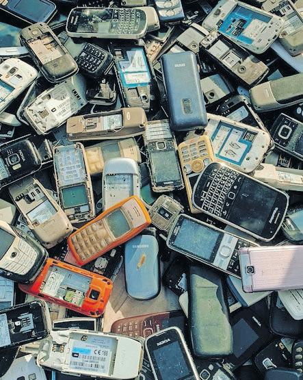 The return of dumbphones: adults, teens ditch easy internet access for mental health