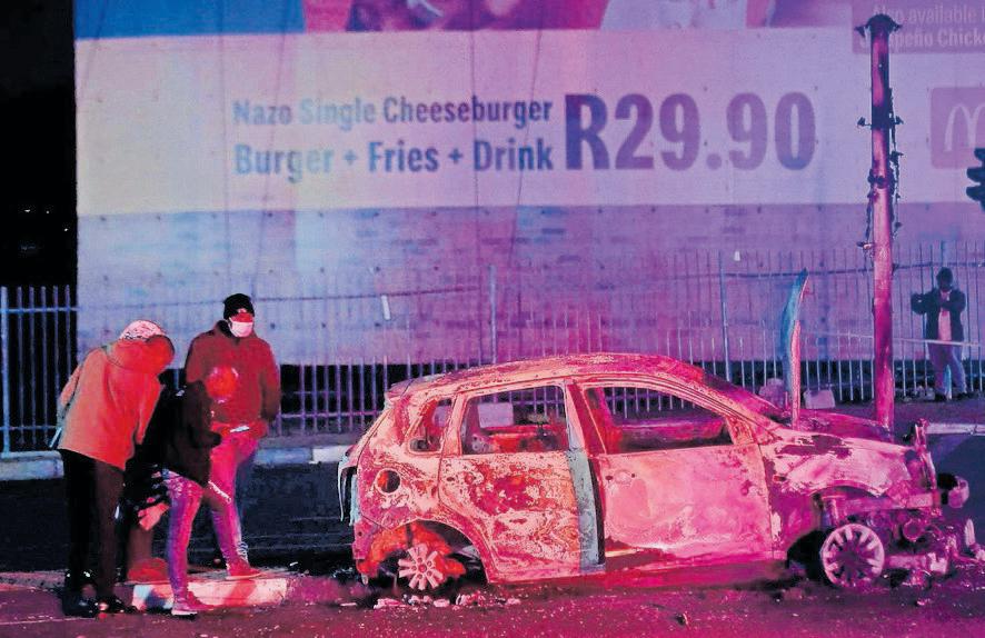 One person killed, vehicles torched in Suspected taxi-related violence in Gauteng