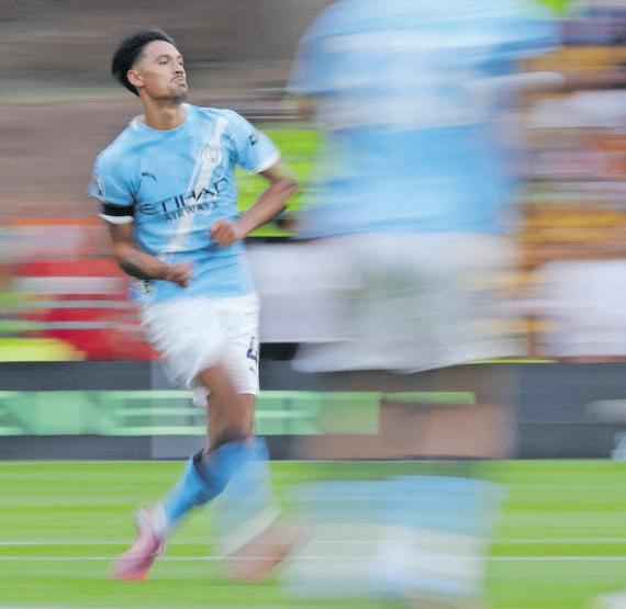 Big guns begin with wins in contrasting Premier League openers