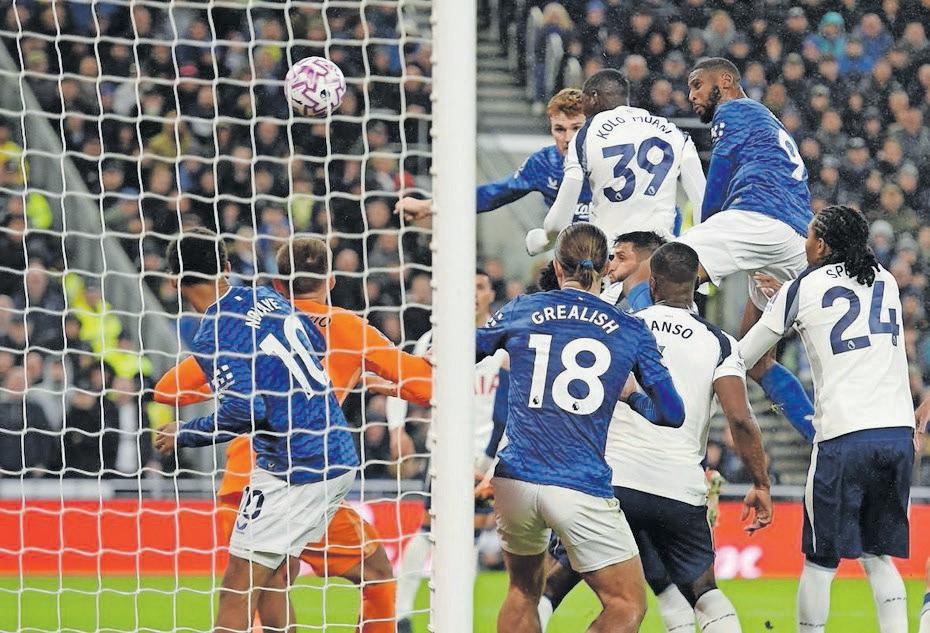 Gunners extend lead as rivals fail to fire