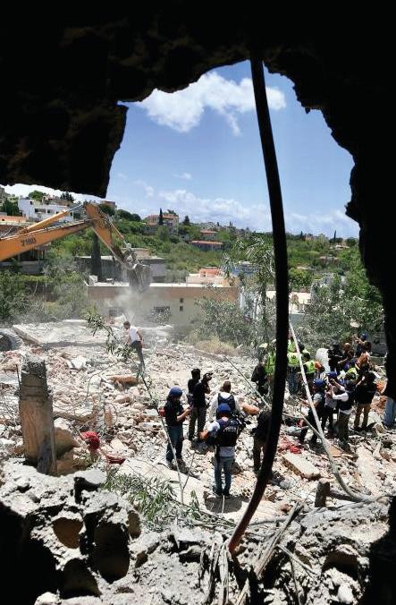 Israeli strikes kill scores as border clashes persist