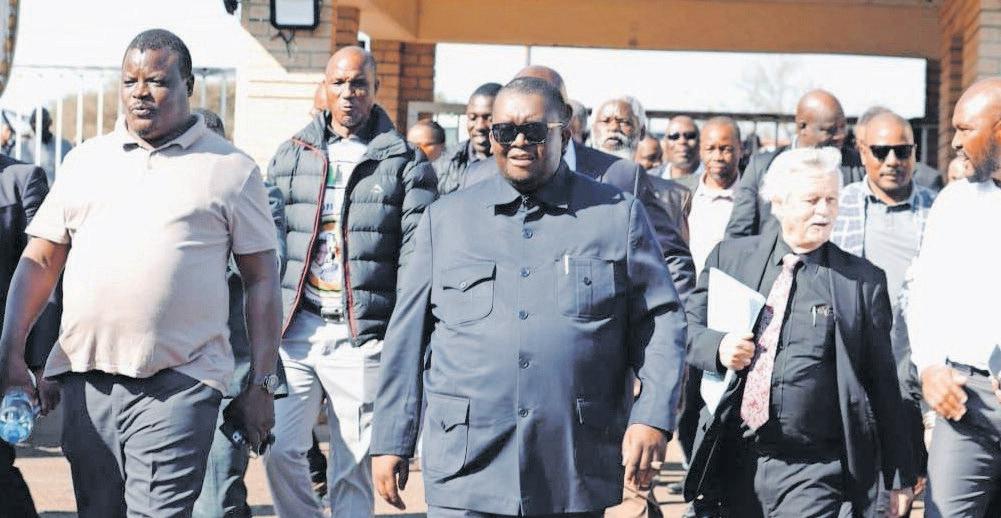 Umphathiswa usongele izikhulu ezivale kwamasipala ezosebenza