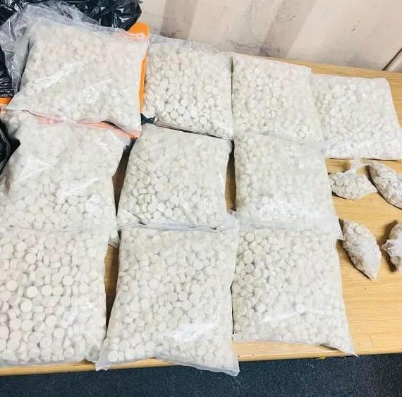 BUST WITH R1M'S PILLE