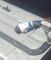 Woman dead on train roof