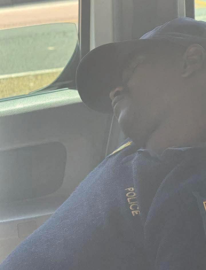 Cops slaap and shop oppie job