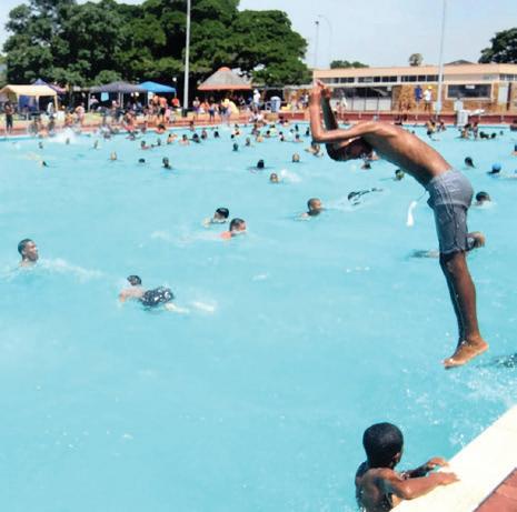 City to reopen community pools on weekdays