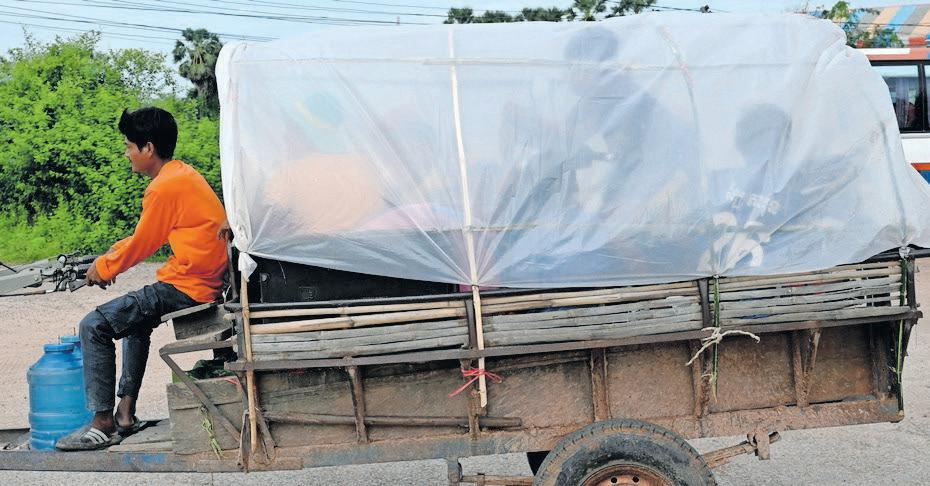 Thailand warns of war with Cambodia as 138 000 flee