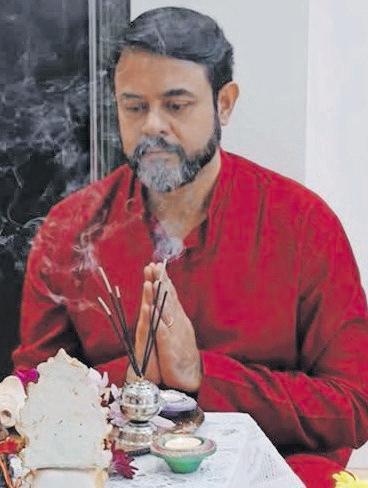 Darshan denied: SA, memory and the gods in imperial custody