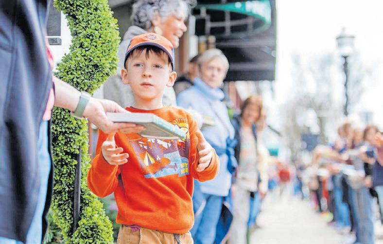 Human chain to move over 9000 books to new store