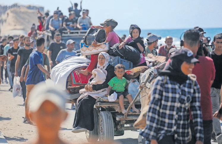 Israel ceases fire, Gazans trek home