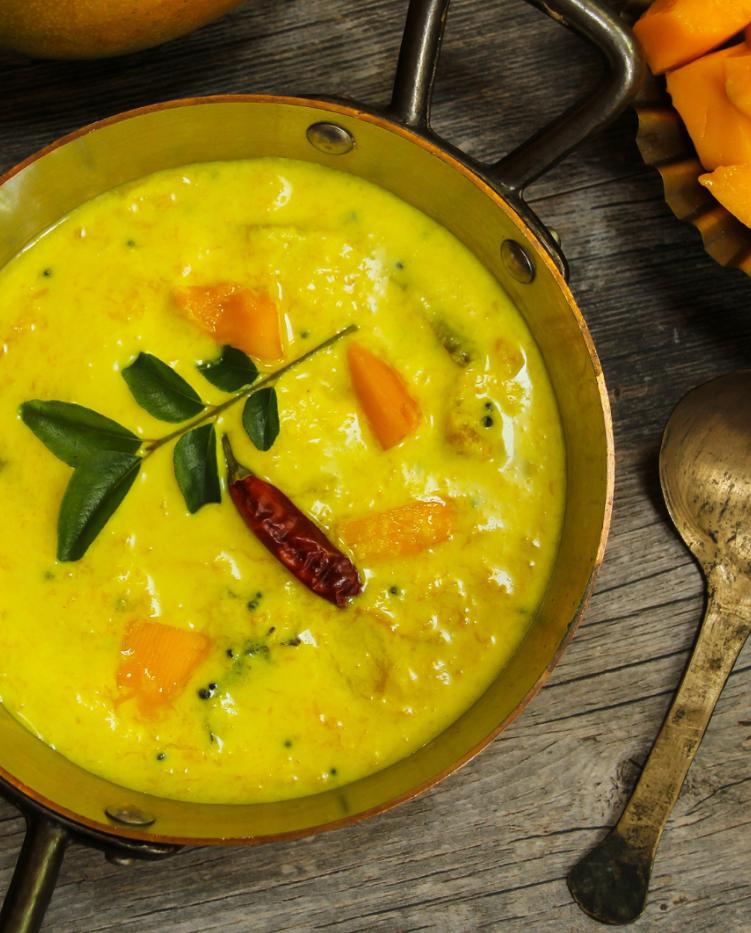 GREEN MANGO & COCONUT COLD CURRY WITH POHA PAPAD