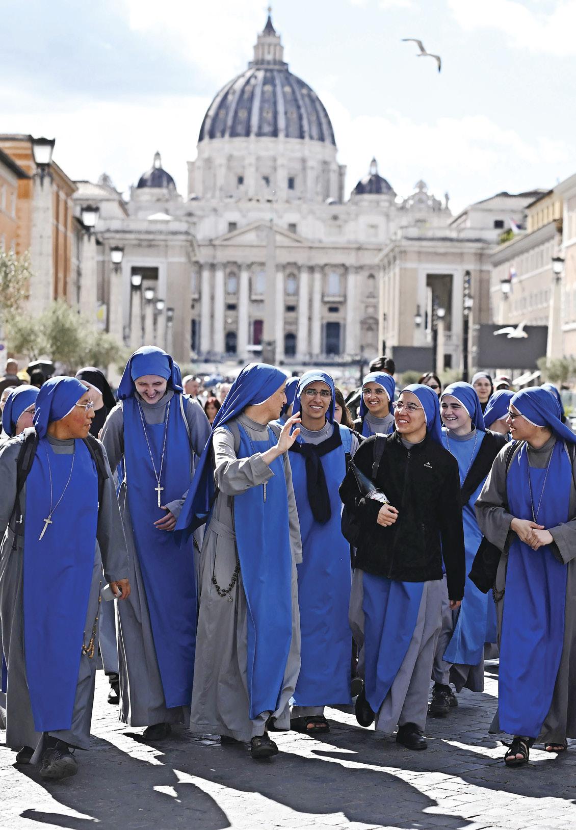 Thousands line up for 2nd day to see glimpse of pope