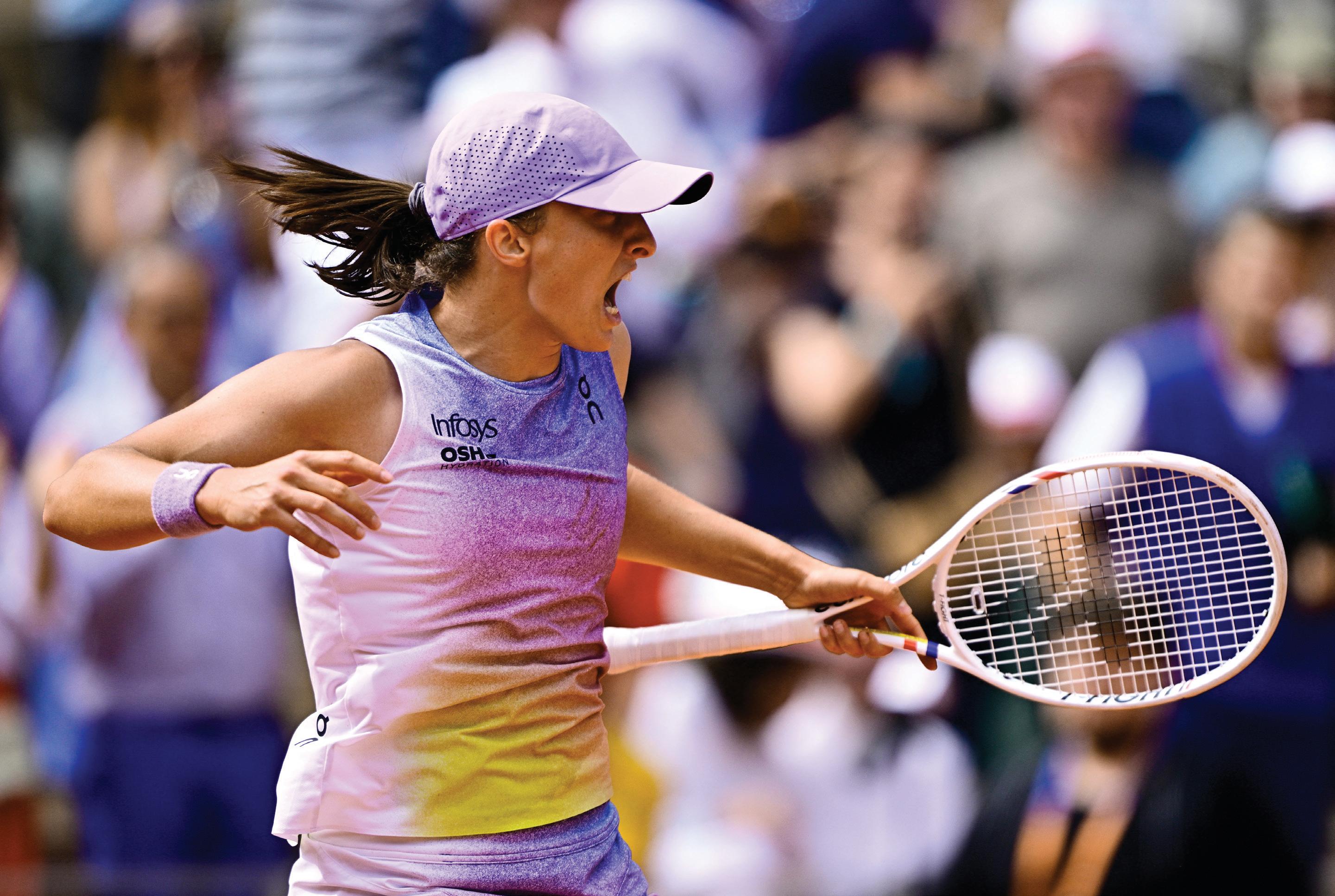 Swiatek rallies to make French Open quarters