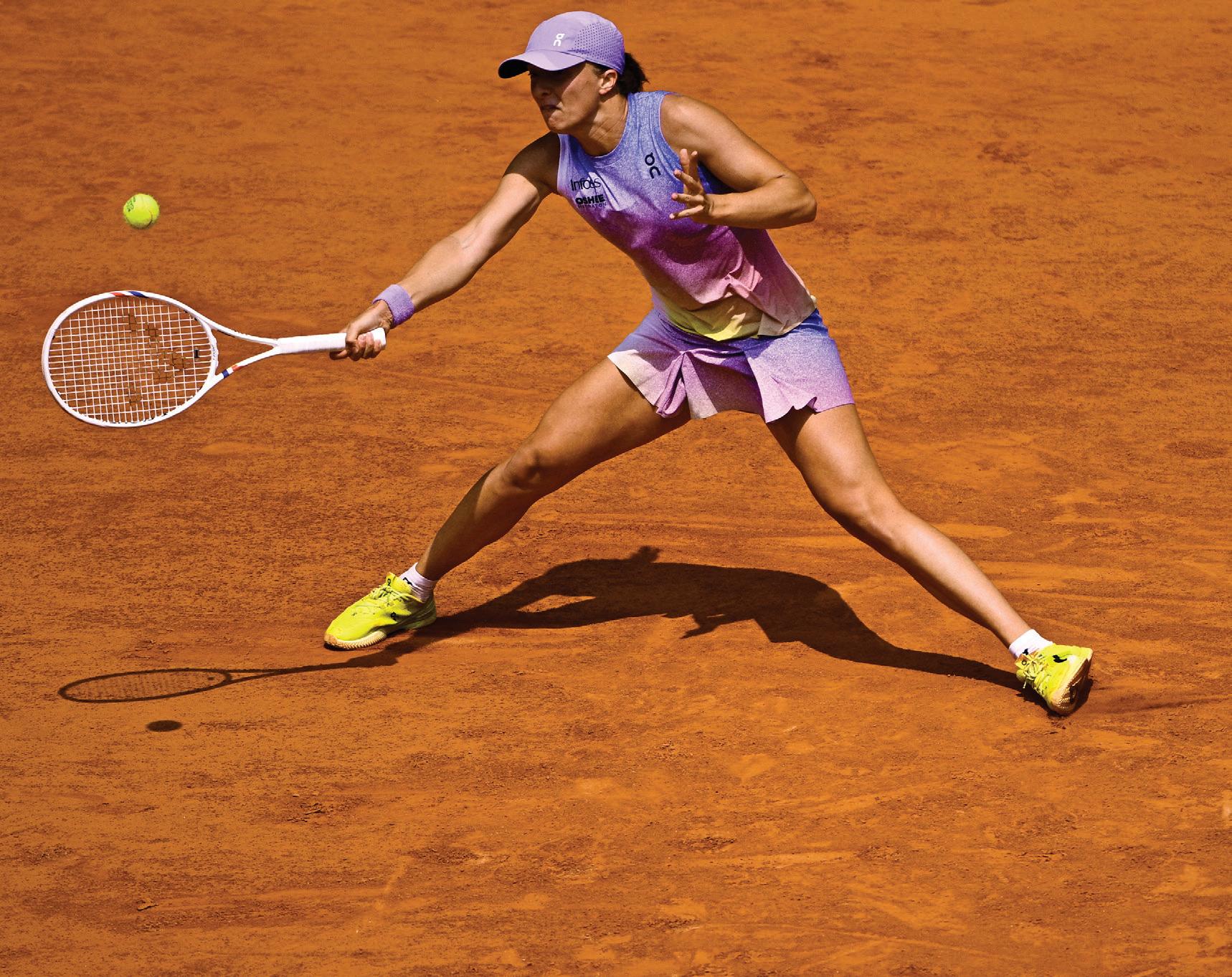 Record-chasing Swiatek sets up Sabalenka semifinal clash