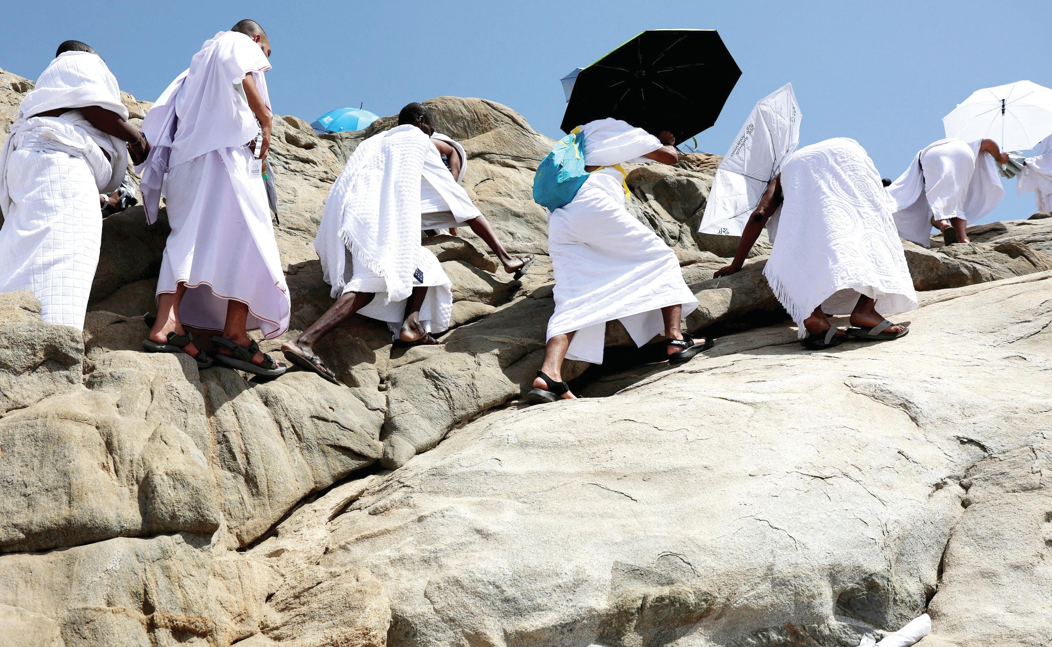 Pilgrims pray, shirk sun,