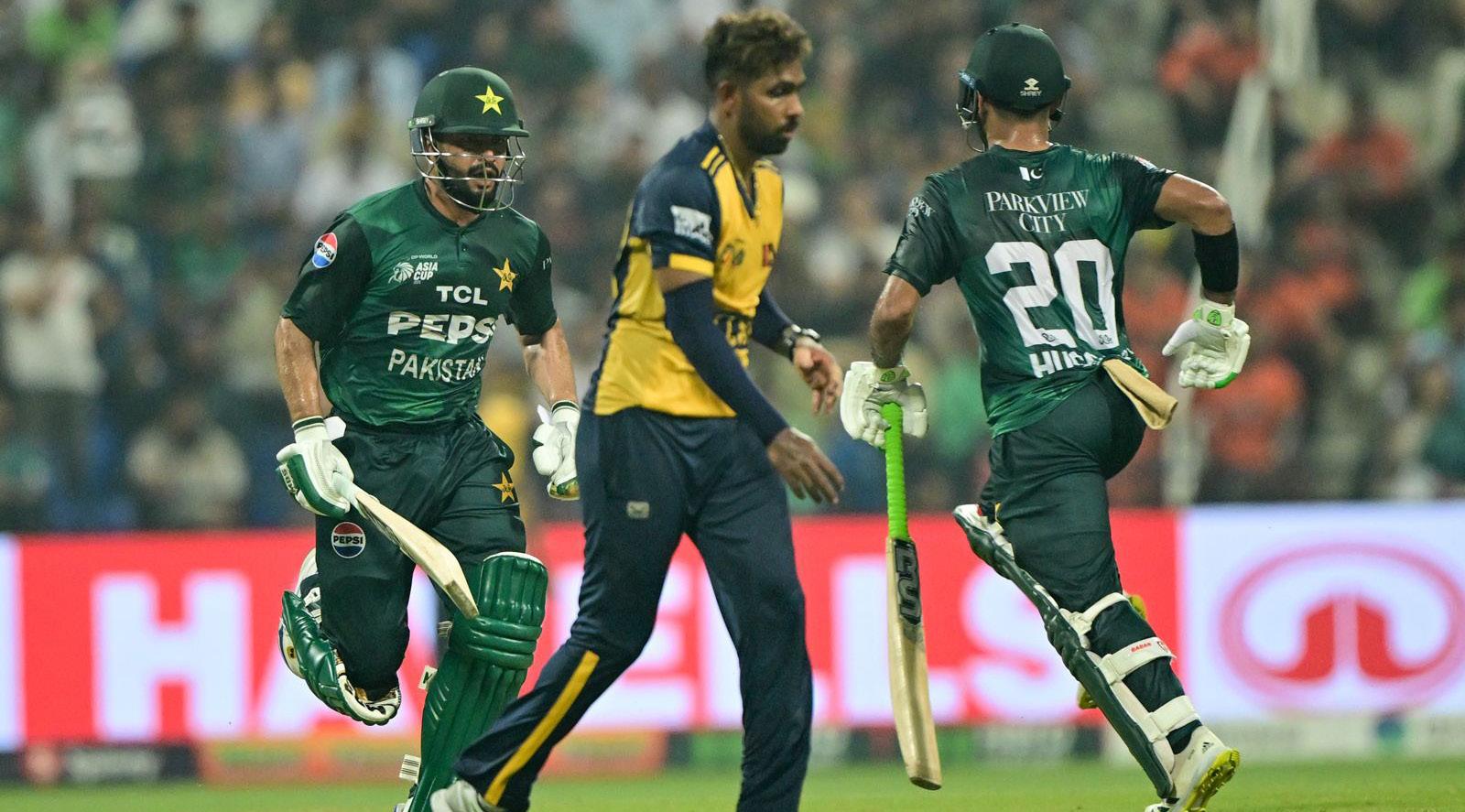 Brilliant Nawaz, Talat keep Pakistan's final hopes alive