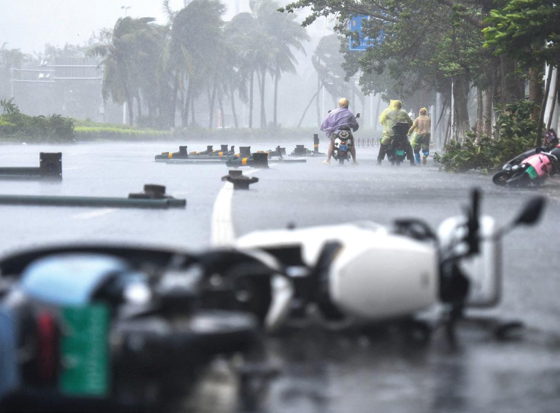 Thousands evacuated as typhoon lashes China