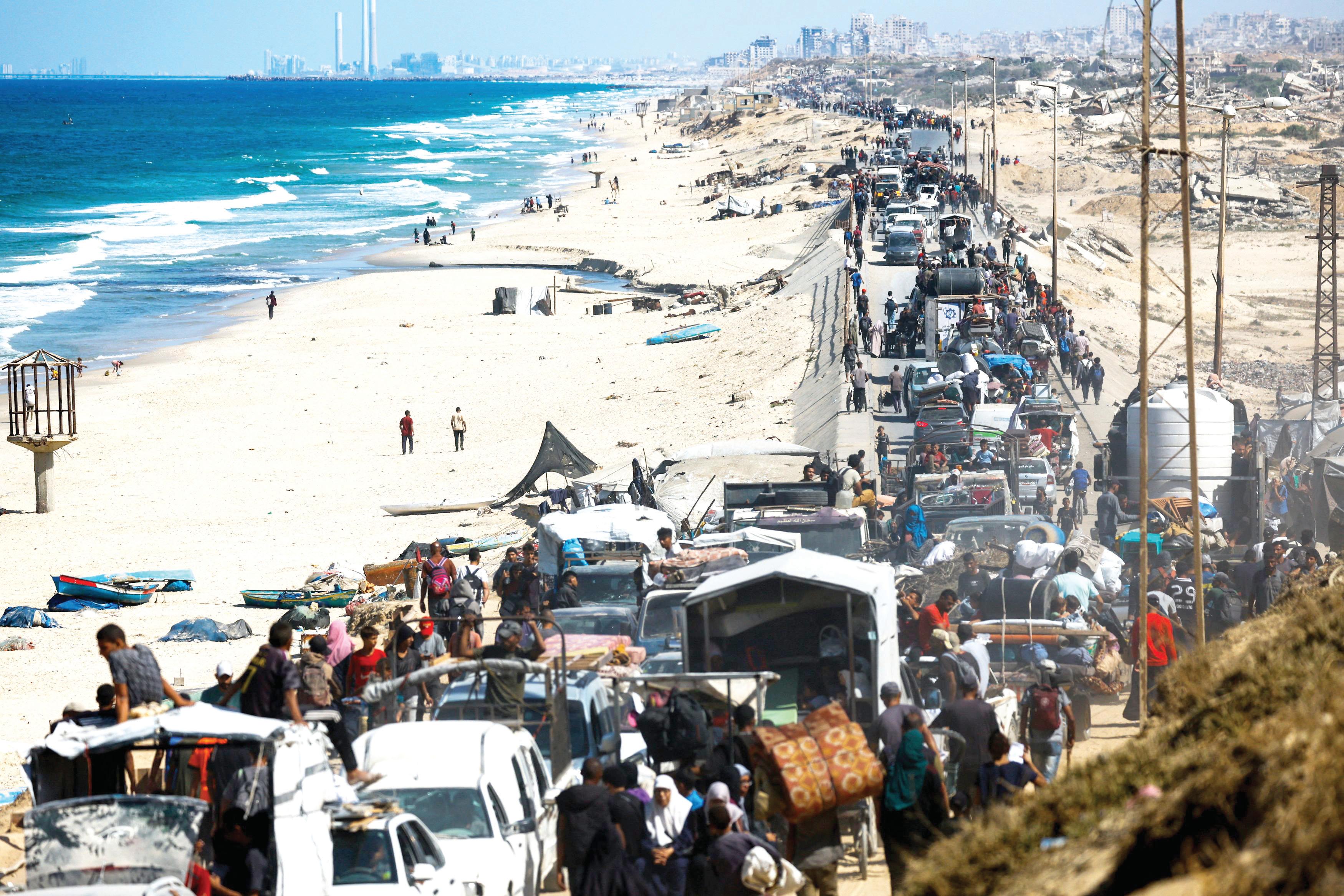 Gazans stream back home as truce holds