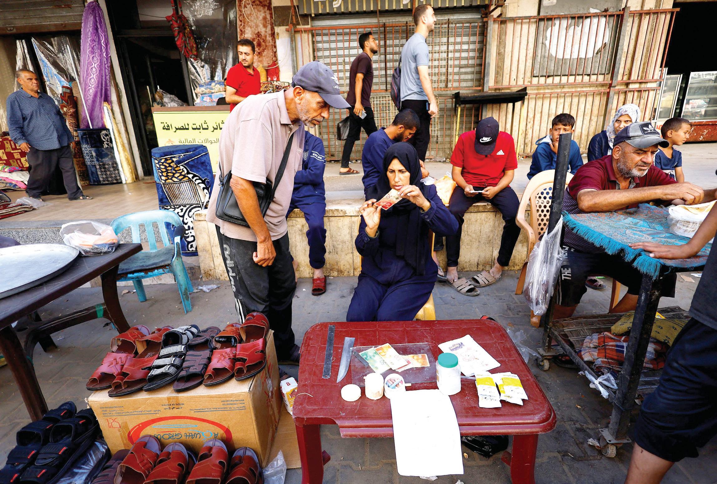 The tiring task of repairing Gaza's tattered banknotes