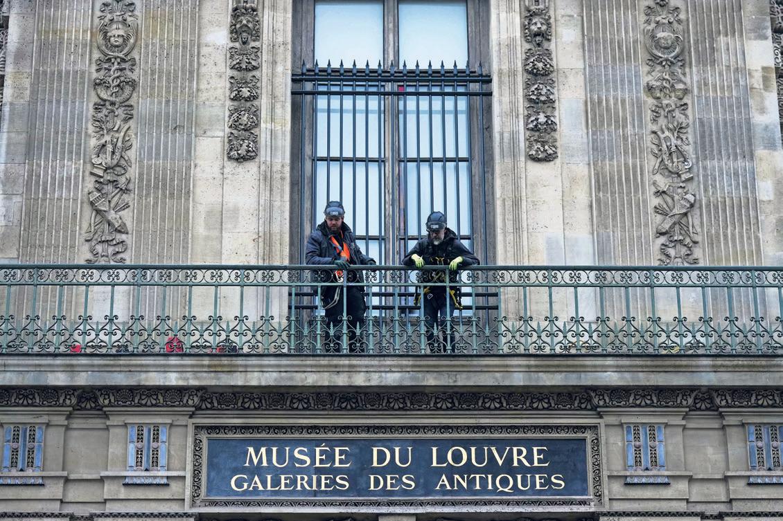 Louvre instals bars over robbed gallery window