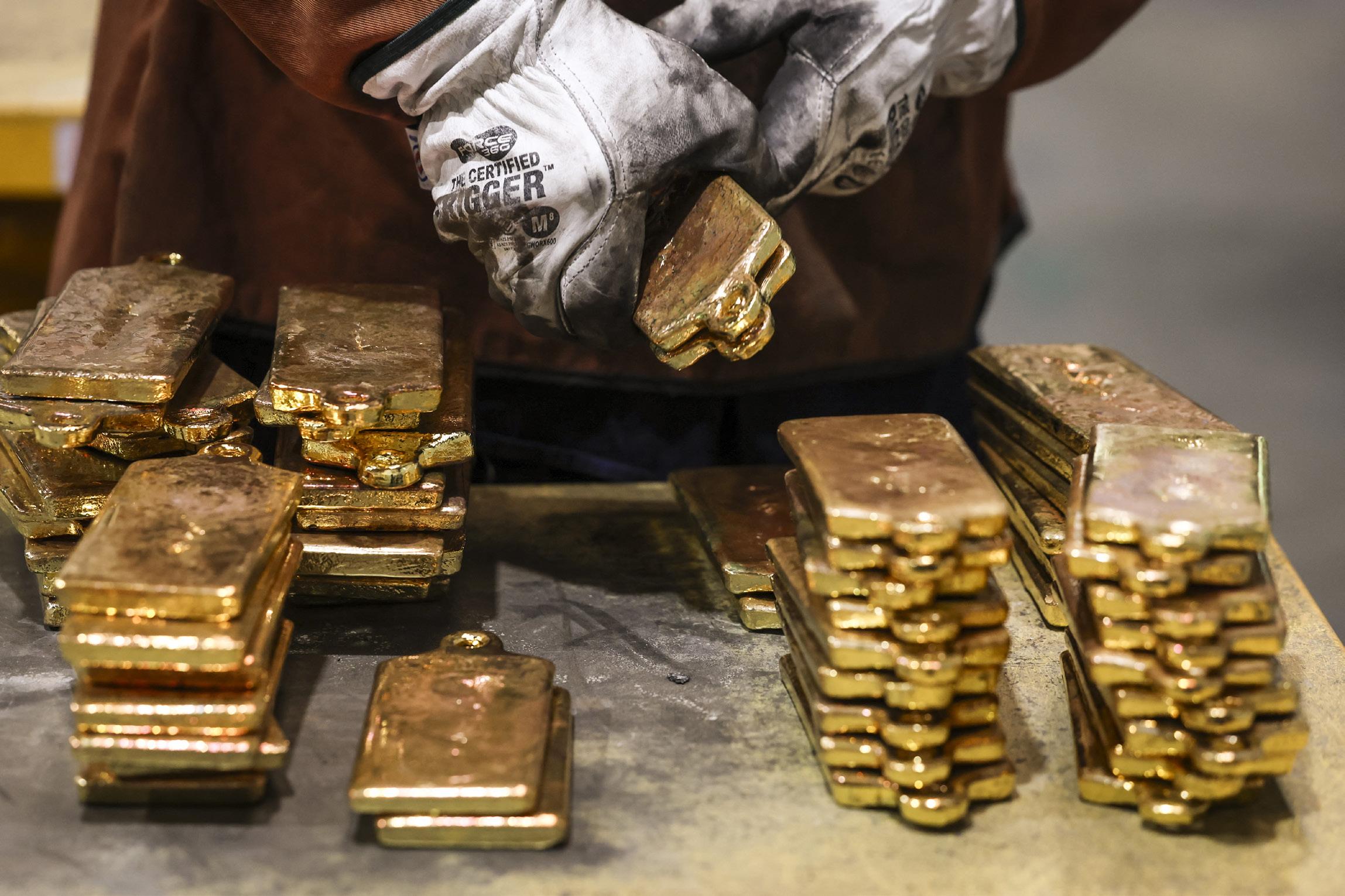 Gold set for stellar run as investors seek safe havens