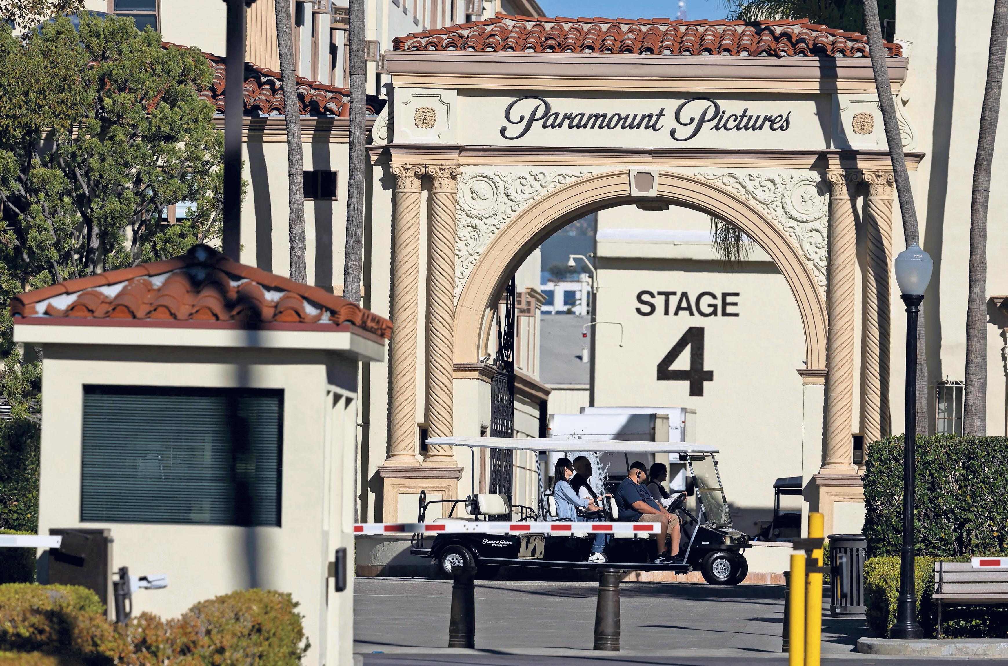 Netflix offers all cash for Warner to keep Paramount at bay