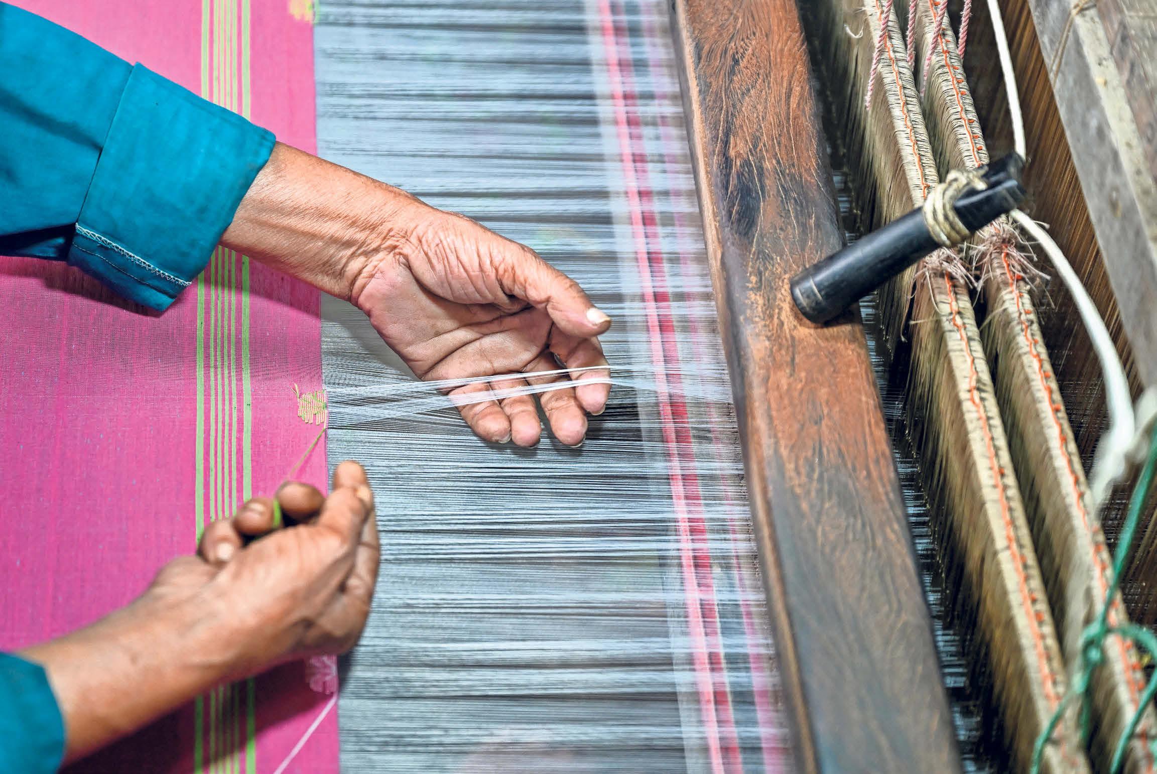 Centuries-old Bangladesh Sari weaving craft hangs by a thread | Khaleej  Times - newspaper - Read this story on Magzter.com