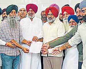 Farmers protest against scheme, get backing from Congress MLAs