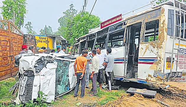 10 dead as pvt mini-bus overturns in Dasuya
