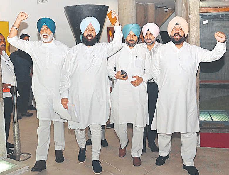 Cong stages walkout amid noisy scenes in assembly