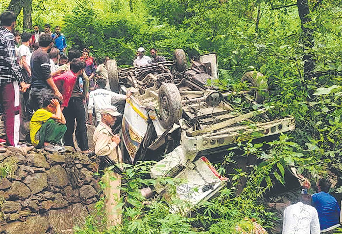 5-year-old girl among 7 killed as mini-bus falls into gorge in Doda