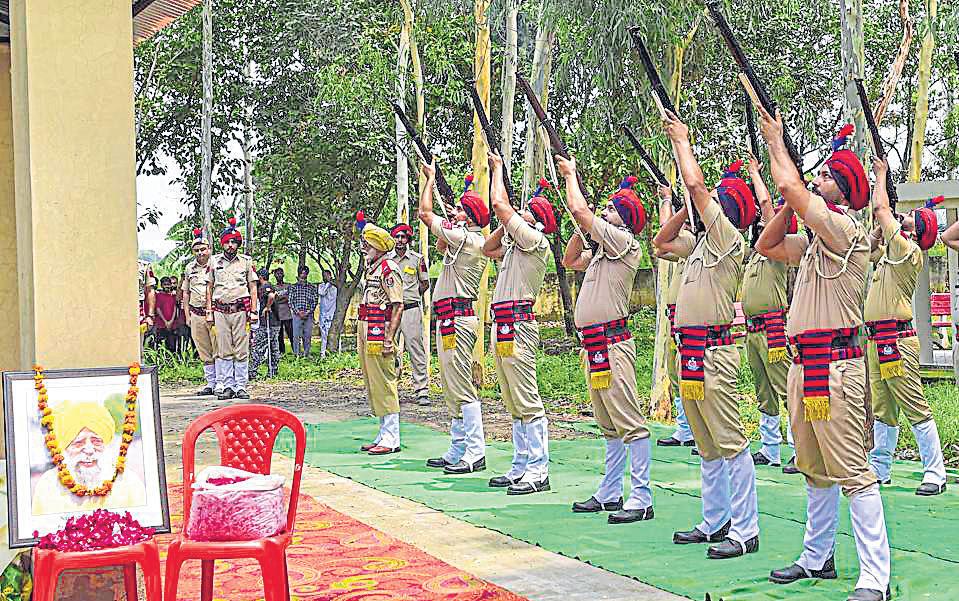 114-yr-old marathoner Fauja Singh cremated with full state honours