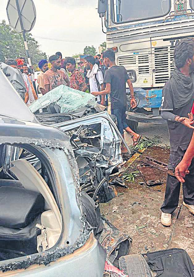 4 college students among six killed in twin mishaps