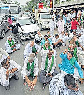 Farmers protest DAP shortage in Karnal