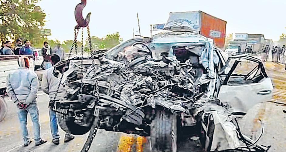 5 killed in SUV-tractor collision