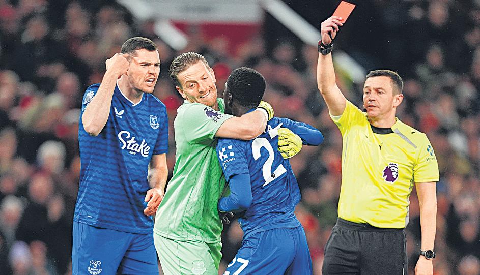 Everton shrug off bizarre red card to beat blunt Man United