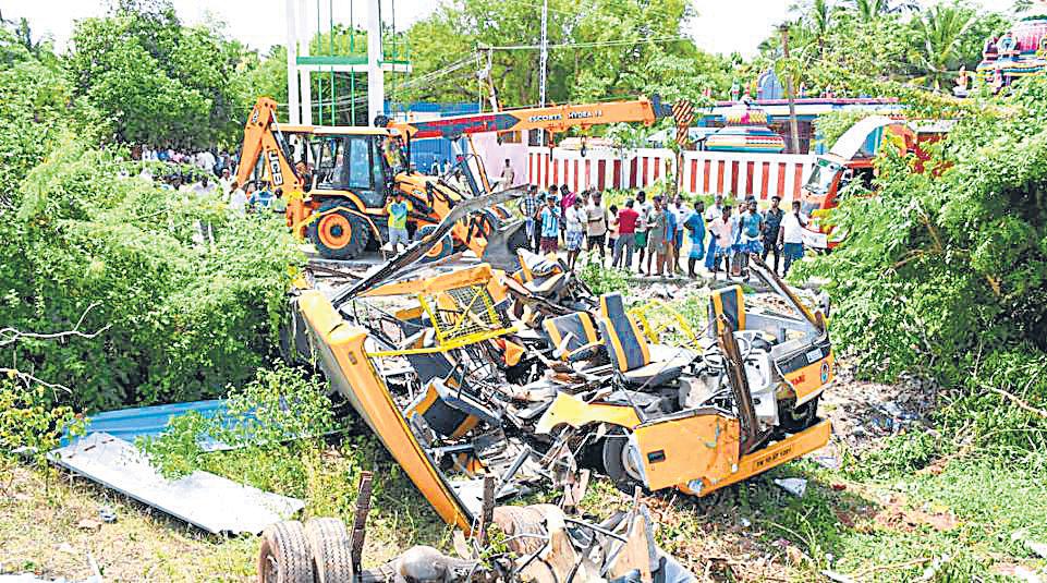 3 students killed as school bus collides with train in TN