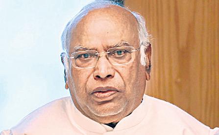 'Sonia, Rahul and I will fix it': Kharge on Karnataka
