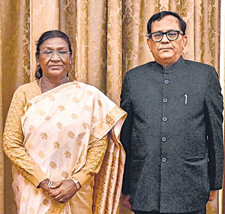 Ex-bureaucrat Goyal takes oath as CIC; 8 commissioners also sworn in