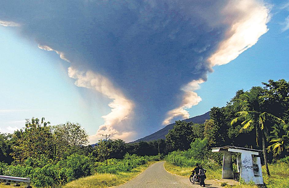 Bali flights nixed after huge Indonesia volcano eruption