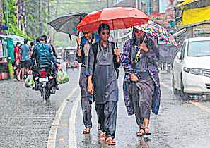 Heavy rain causes acute waterlogging; Ganga, Yamuna swell in 24 hours